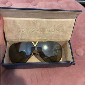 Louis Vuitton sunglasses V logo